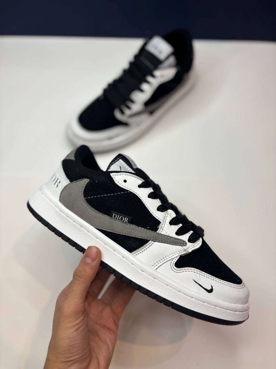 نایک تراویس دیور سفید مشکی طوسی ۴۳