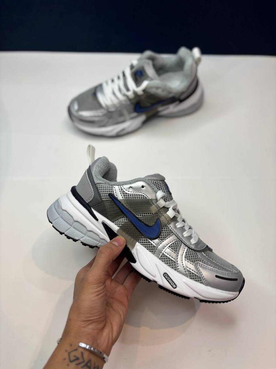 نایک v2k نقره ای سفید آبی جدید