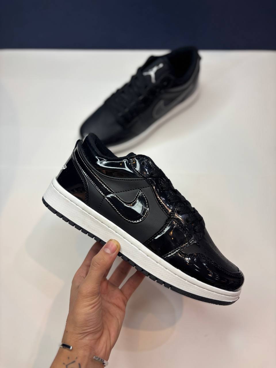 نایک ایرجردن مشکی سفید ورنی مردانه ۴۳